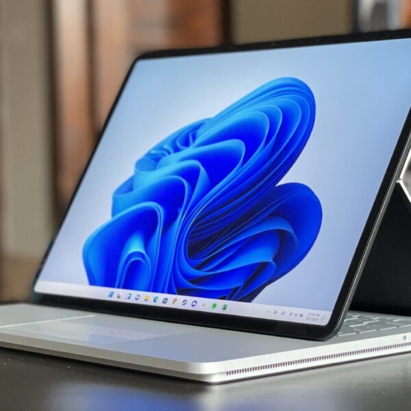 سرفیس لپتاپ استودیو روی میز